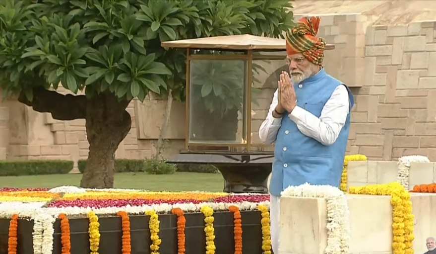 Prime Minister Narendra Modi at Rajghat.   (Youtube)