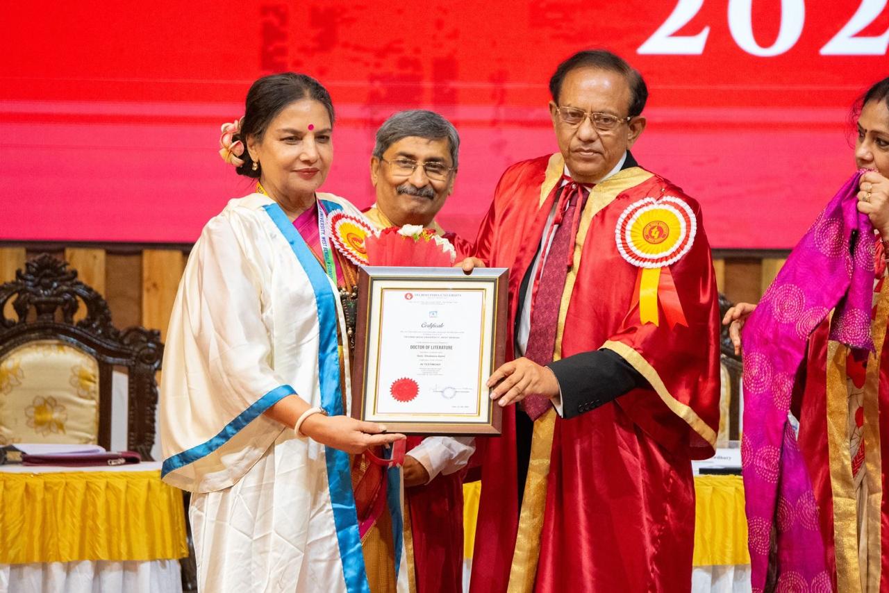 Shabana Azmi receiving her sixth doctorate