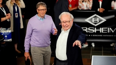 Berkshire Hathaway CEO Warren Buffett (R) talks to Microsoft founder Bill Gates as they play Bridge during the Berkshire Hathaway annual meeting weekend. (Reuters)