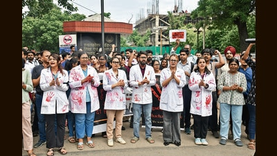 Condemning the heinous rape and murder of a 31-year-old trainee doctor at RG Kar Medical College and Hospital in Kolkata on August 9, the faculty association of PGIMER, Chandigarh, urged public to join their fight for justice. (HT Photo) Condemning the heinous rape and murder of a 31-year-old trainee doctor at RG Kar Medical College and Hospital in Kolkata on August 9, the faculty association of PGIMER, Chandigarh, urged public to join their fight for justice. (HT Photo)
