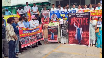 Doctors and other health workers during a protest in the civil hospital, Bathinda, on Friday. (Sanjeev Kumar/HT) Doctors and other health workers during a protest in the civil hospital, Bathinda, on Friday. (Sanjeev Kumar/HT)
