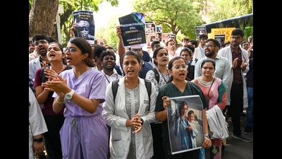 Doctors hold a protest in front of Nirman Bhawan in New Delhi on Friday. (Vipin Kumar/HT Photo) Doctors hold a protest in front of Nirman Bhawan in New Delhi on Friday. (Vipin Kumar/HT Photo)