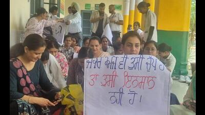 Doctors holding a protest at the Government Rajindra Hospital in Patiala on Friday. Outpatient department (OPD) services at all public health-care centres, including Aam Aadmi Clinics, in Punjab were suspended to express solidarity with the agitation for justice following the rape and murder of a resident doctor at Kolkata’s RG Kar Medical College and Hospital. (HT Photo) Doctors holding a protest at the Government Rajindra Hospital in Patiala on Friday. Outpatient department (OPD) services at all public health-care centres, including Aam Aadmi Clinics, in Punjab were suspended to express solidarity with the agitation for justice following the rape and murder of a resident doctor at Kolkata’s RG Kar Medical College and Hospital. (HT Photo)