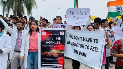 Doctors staging a protest at Lucknow’s 1090 crossing on Friday (HT Photo)