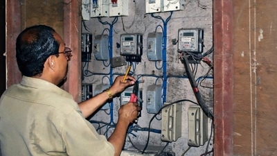 Kalyan...11th October 2011... An MSEB officer cuts the power supply to the magistrates quarters at Kalyan on Tuesday - Photo by Rishikesh choudhary (Hindustan Times) Kalyan...11th October 2011... An MSEB officer cuts the power supply to the magistrates quarters at Kalyan on Tuesday - Photo by Rishikesh choudhary (Hindustan Times)