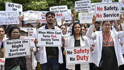 Resident doctors and medical students protest in Mumbai on Friday. (Anshuman Poyrekar/ HT Photo) Resident doctors and medical students protest in Mumbai on Friday. (Anshuman Poyrekar/ HT Photo)