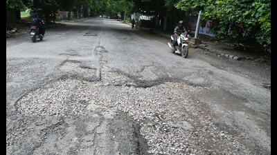 The main road of Sector-56 connecting Golf Course Road to Sector 56 is in very bad condition due to rains near Huda Market in Gurugram. (Parveen Kumar/HT PHOTO) The main road of Sector-56 connecting Golf Course Road to Sector 56 is in very bad condition due to rains near Huda Market in Gurugram. (Parveen Kumar/HT PHOTO)