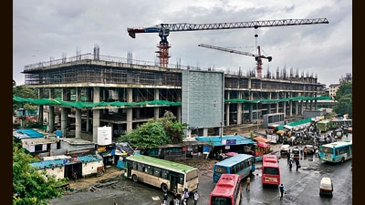 The metro route is considered crucial given the high footfall on the stretch that connects key areas such as Market Yard, Bibvewadi, Dhankawdi, Balajinagar, Bharati Vidyapeeth and Katraj suburbs. (HT PHOTO) The metro route is considered crucial given the high footfall on the stretch that connects key areas such as Market Yard, Bibvewadi, Dhankawdi, Balajinagar, Bharati Vidyapeeth and Katraj suburbs. (HT PHOTO)