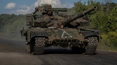Ukrainian servicemen ride a tank, amid Russia's attack on Ukraine, near the Russian border in Sumy region, Ukraine August 15, 2024. REUTERS/Viacheslav Ratynskyi (REUTERS)