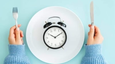 2. Intermittent Fasting: Intermittent fasting is a type of diet that involves alternating periods of eating and fasting. This type of diet can help you lose weight by reducing your overall calorie intake. It can also help you maintain your weight loss by helping you stay in a calorie deficit. (istockphoto) 2. Intermittent Fasting: Intermittent fasting is a type of diet that involves alternating periods of eating and fasting. This type of diet can help you lose weight by reducing your overall calorie intake. It can also help you maintain your weight loss by helping you stay in a calorie deficit. (istockphoto)