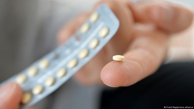 Birth control: Birth control pills interfere with the functioning of the thyroid gland and depletes the body of essential nutrients such as selenium and zinc. (Frank May/picture alliance) Birth control: Birth control pills interfere with the functioning of the thyroid gland and depletes the body of essential nutrients such as selenium and zinc. (Frank May/picture alliance)