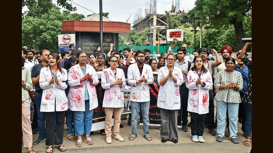 Condemning the heinous rape and murder of a 31-year-old trainee doctor at RG Kar Medical College and Hospital in Kolkata on August 9, the faculty association of PGIMER, Chandigarh, urged public to join their fight for justice. (HT Photo)