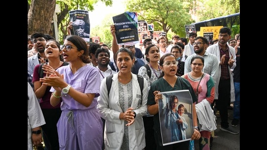 Doctors hold a protest in front of Nirman Bhawan in New Delhi on Friday. (Vipin Kumar/HT Photo)