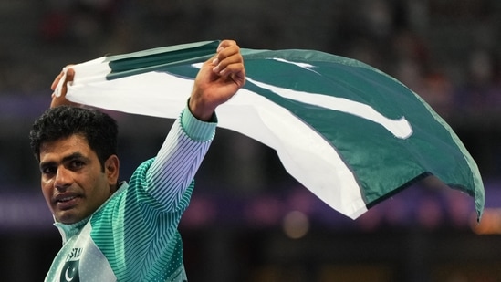 https://www.mobilemasala.com/sports/Arshad-Nadeem-reveals-he-was-carrying-injury-in-Olympic-record-shattering-javelin-final-Felt-pain-during-first-throw-i290691