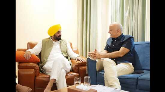 Punjab CM Bhagwant Mann meets senior AAP leader and former deputy CM of Delhi Manish Sisodia in New Delhi on Friday. (HT Photo)