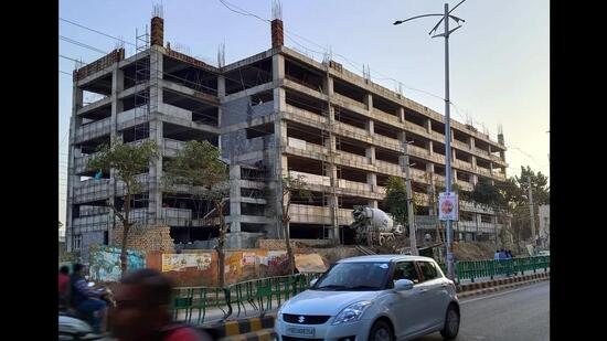Punjab’s first multi-level parking lot, built on land worth <span class='webrupee'>₹</span>250 crore in Bathinda, has run into operational troubles just a year after its opening. (HT File)