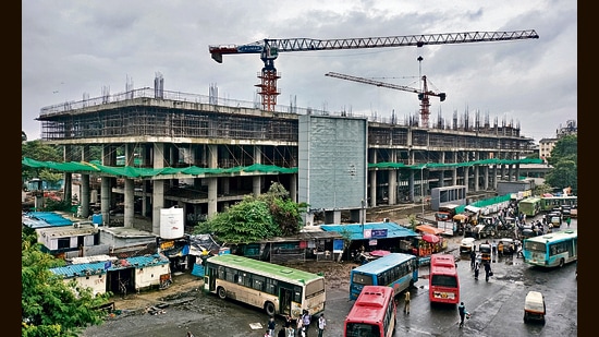 The metro route is considered crucial given the high footfall on the stretch that connects key areas such as Market Yard, Bibvewadi, Dhankawdi, Balajinagar, Bharati Vidyapeeth and Katraj suburbs. (HT PHOTO)