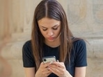 Overreliance on smartphones makes social situations overwhelming. (Pixabay)