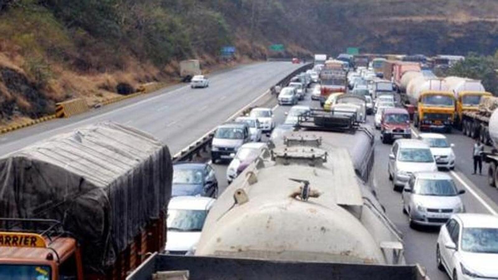 Vehicular movement restricted on Pune-Mumbai highway