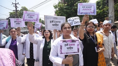 Doctors demonstrating in protest against the sexual assault and murder of a postgraduate trainee doctor at Ruban Hospital in Patna, Bihar, India, Saturday,17, 2024. (Photo by Santosh Kumar/ Hindustan Times)