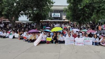 Doctors holding a protest at the plaza in Sector 17, Chandigarh, on Saturday afternoon. They marched from the Post-Graduate Institute of Medical Education and Research (PGIMER), demanding better security for women staffers. (Ravi Kumar/HT)