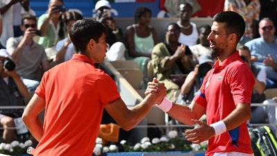 Paris: Novak Djokovic of Serbia (R) shakes hands with Carlos Alcaraz of Spain (L) after the Men Singles gold medal match of the Tennis competitions in the Paris 2024 Olympic Games (EPA-EFE) Paris: Novak Djokovic of Serbia (R) shakes hands with Carlos Alcaraz of Spain (L) after the Men Singles gold medal match of the Tennis competitions in the Paris 2024 Olympic Games (EPA-EFE)