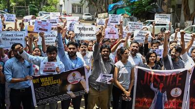 Residents doctors of JJ Hospital during the protest on Sarurday. (Raju Shinde/HT Photo) Residents doctors of JJ Hospital during the protest on Sarurday. (Raju Shinde/HT Photo)