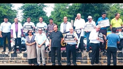 Senior doctors from Agra join the protest demanding justice. (HT ) Senior doctors from Agra join the protest demanding justice. (HT )