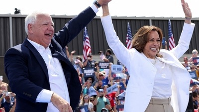 FILE PHOTO: U.S. Vice President and Democratic presidential candidate Kamala Harris and her running mate Minnesota Governor Tim Walz hold a campaign event in Eau Claire, Wisconsin, U.S., August 7, 2024.  REUTERS/Kevin Mohatt/File Photo (REUTERS)