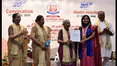 Uttar Pardesh Governor Anandiben Patel giving degree to a pass-out during the convocation ceremony of King George Medical University at Scientific convention center in Lucknow. (HT)