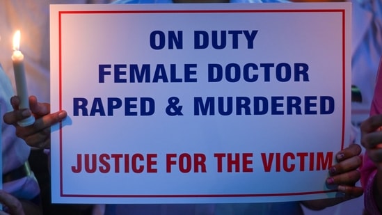Doctor and nurse child PGI staged a candlelight march protest at Noida Sector 30 against the rape and murder of a trainee doctor at Kolkata's RG Kar Medical College, on Friday. (Sunil Ghosh /Hindustan Times) 