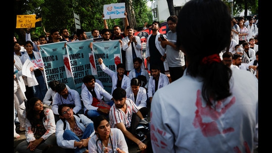 Doctors shout slogans as they hold placards during a protest rally demanding justice following the rape and murder of a trainee medic at a hospital in Kolkata, in New Delhi, India, August 16, 2024. REUTERS/Priyanshu Singh (REUTERS)