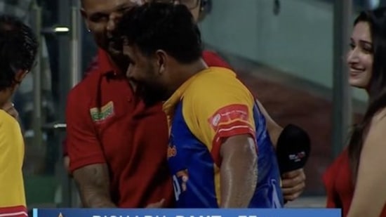 Shikhar Dhawan stops his own interview to hug Rishabh Pant during DPL 2024 after Purani Dilli 6 captain's dismissal