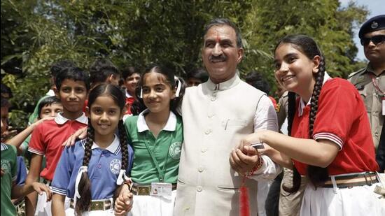 Himchal CM Sukhvinder Sukhu interacting with children during his visit to Hamirpur. (HT Photo)