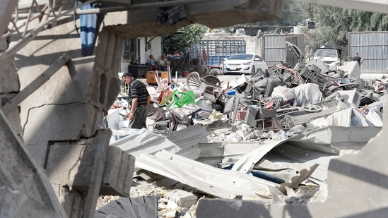 Seorang pria memeriksa kerusakan sebuah bangunan setelah serangan Israel di kota selatan Al-Kfour di Distrik Nabatieh, 17 Agustus 2024 (Foto oleh Mahmoud Al-Zayat/AFP)