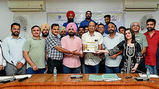 Jasdev Singh Sekhon, Deputy Commissioner, Ludhiana MC, along with other officials attend the completion ceremony of Tree ATM 3.0 programme at Circuit House. (HT Photo)