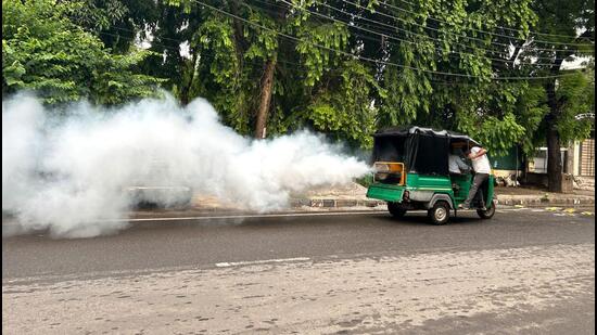 MCG carries out fogging at officers colony no-2 civil lines near Vijayant Udhyan Tikona Park in Gurugram on Wednesday. (Parveen Kumar/HT Photo)