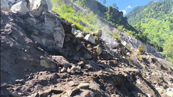 NH5 remained blokced after landslide at Nigulsari in Kinnaur district, Kinnaur. (File)