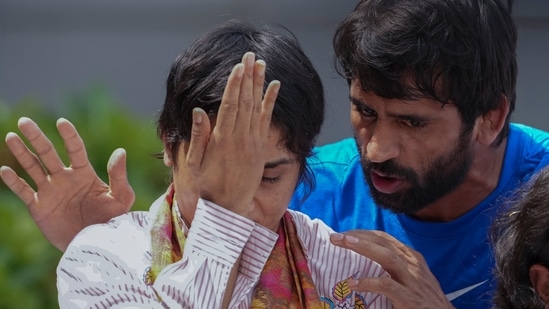 https://www.mobilemasala.com/sports/Vinesh-Phogat-inconsolable-after-landing-in-India-following-Olympic-heartbreak-Bajrang-Sakshi-give-her-champion-feel-i291039