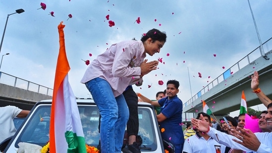 Vinesh Phogat greets fans(Raj K Raj)