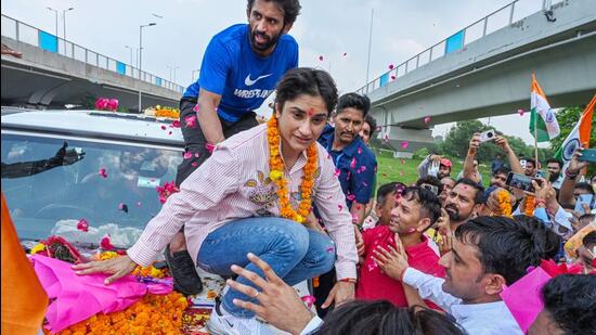 Wrestler Vinesh Phogat upon her arrival at IGI airport from Paris in New Delhi on Saturday. (RAJ K RAJ /HT)