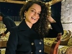 Shah Rukh Khan and Kangana Ranaut belong to non-filmi backgrounds. Shah Rukh Khan and Kangana Ranaut belong to non-filmi backgrounds.