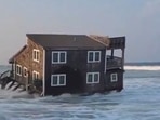 Beachfront home collapses into Atlantic Ocean on North Carolina’s Outer Banks in horrifying video (@CollinRugg/X)