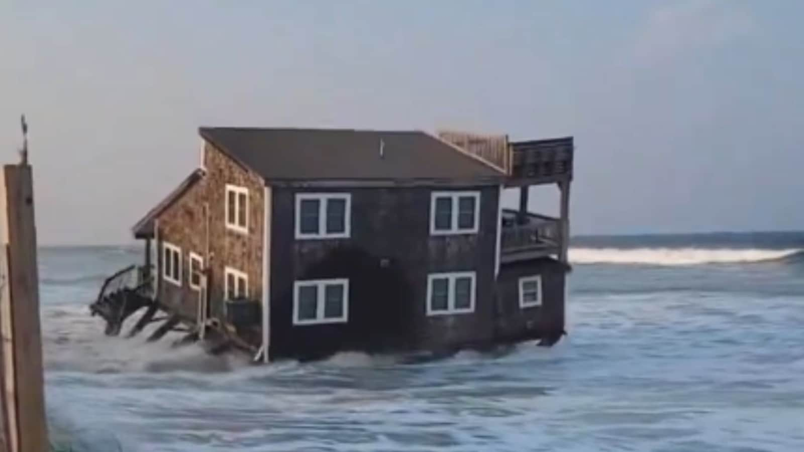 Beach house falls into Atlantic Ocean on North Carolina’s Outer Banks in terrifying video: Watch