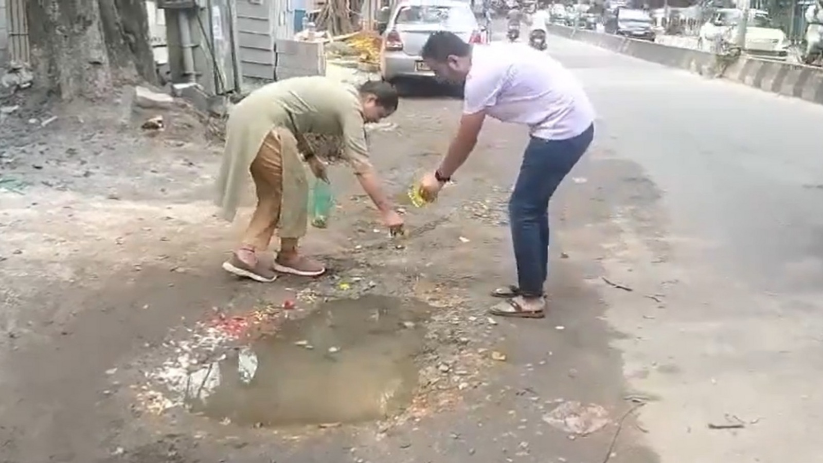 Bengaluru residents perform ‘pothole puja’ in unique protest against bad roads on Varamahalakshmi day