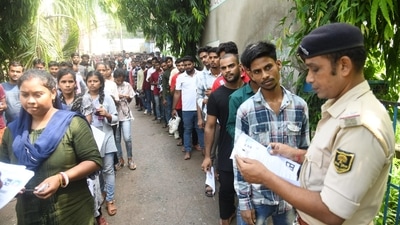 Officials check the admit cards of candidates who came to appear for Bihar Police Constable Exam in Patna. (Santosh Kumar) Officials check the admit cards of candidates who came to appear for Bihar Police Constable Exam in Patna. (Santosh Kumar)