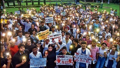 Doctors and staff members of GMCH, Sector 32, holding a torchlight march at Terraced Garden in Sector 33, Chandigarh, on Sunday evening. (Keshav Singh/HT) Doctors and staff members of GMCH, Sector 32, holding a torchlight march at Terraced Garden in Sector 33, Chandigarh, on Sunday evening. (Keshav Singh/HT)