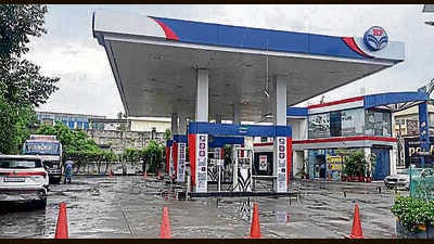 Petrol pumps in the city remained closed for 24 hours on Sunday as the petroleum dealers have announced a protest seeking hike in the commission in Ludhiana. (Manish/HT) Petrol pumps in the city remained closed for 24 hours on Sunday as the petroleum dealers have announced a protest seeking hike in the commission in Ludhiana. (Manish/HT)