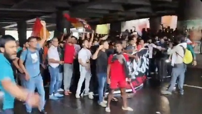 Football fans protest outside Kolkata's Salt Lake Stadium (x.com/@JhaRahul_Bihar) Football fans protest outside Kolkata's Salt Lake Stadium (x.com/@JhaRahul_Bihar)