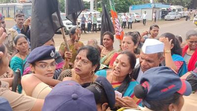 The protesters led by BJP leader Asha Buchake, showed black flags and criticised Pawar for holding an official function while “sidelining” the alliance party leaders. (MAHENDRA KOLHE/HT PHOTO)